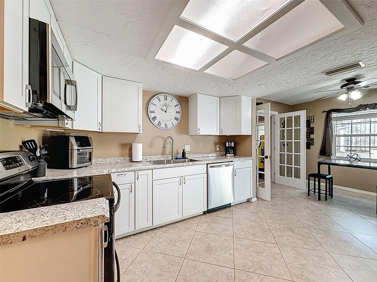 Listing photo id 6 for 155 Ruskin Avenue