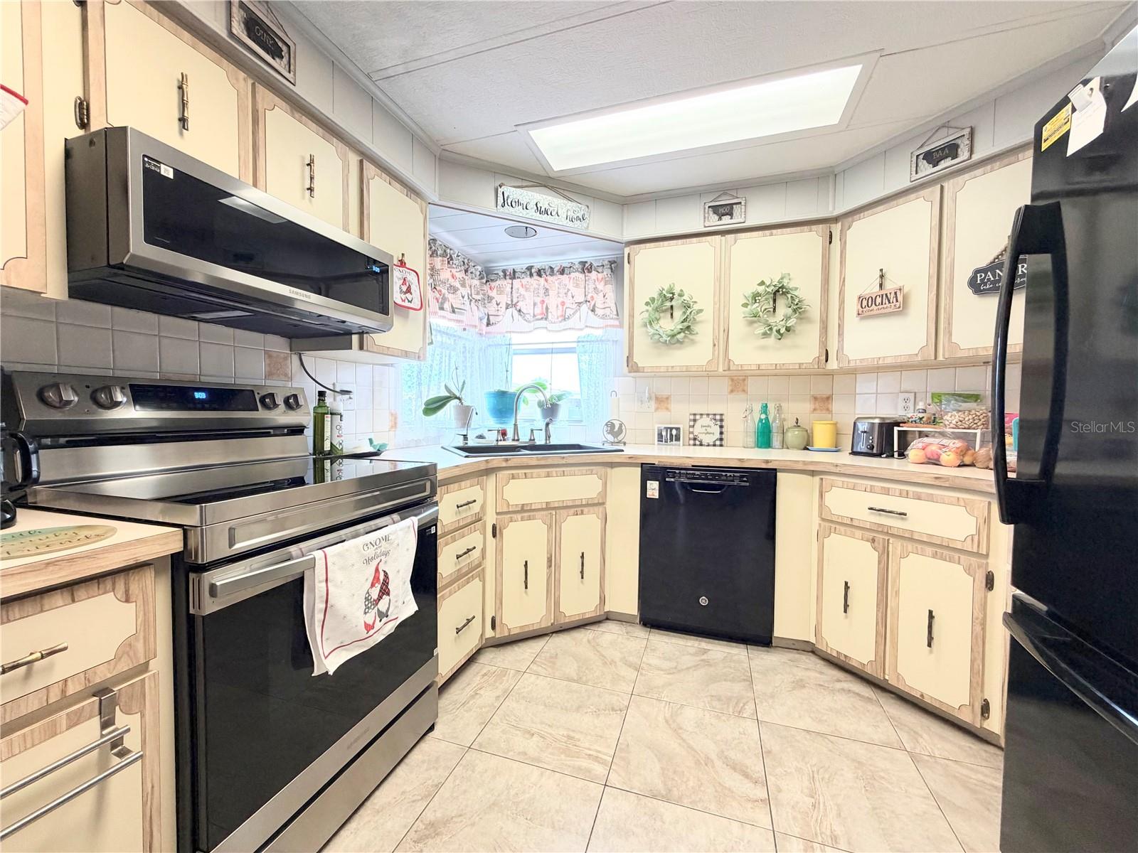 Image 4 of 20 For 5050 Damsen Circle