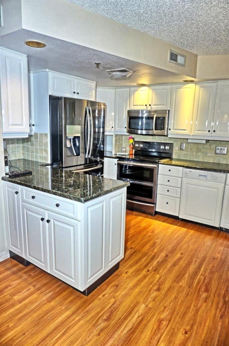 Image 6 of 36 For 2051 Vista Del Sol Circle 201