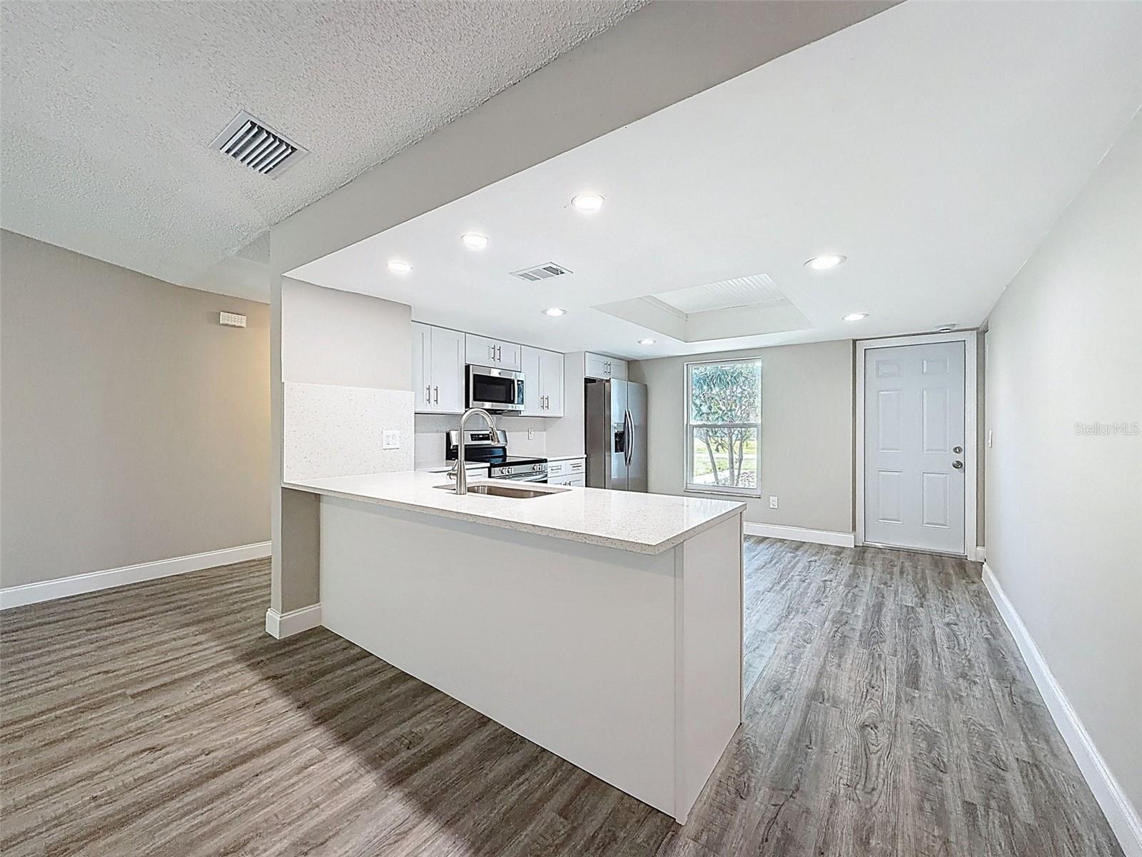 Listing photo id 8 for 23015 Mayfair Road