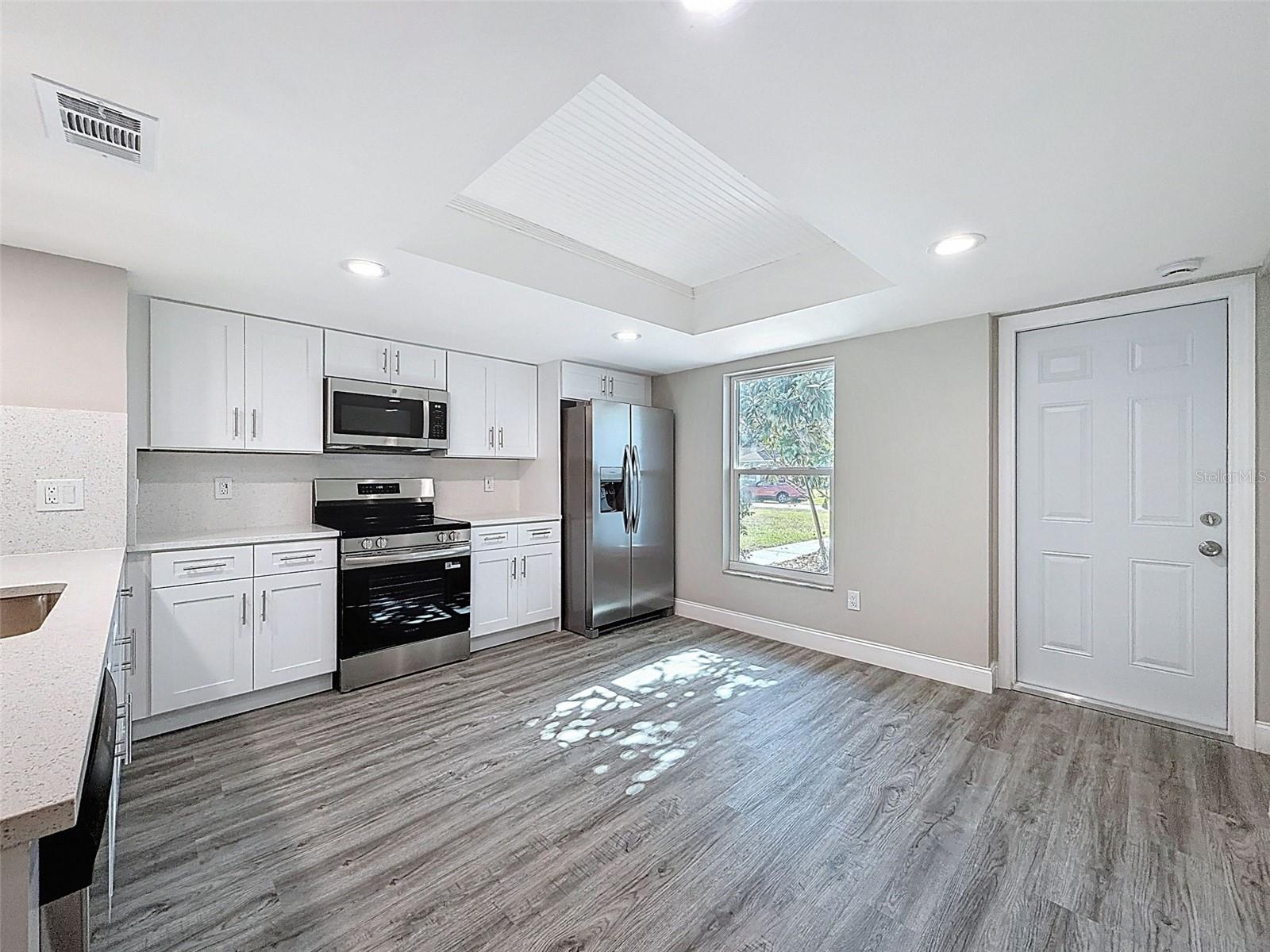 Listing photo id 9 for 23015 Mayfair Road