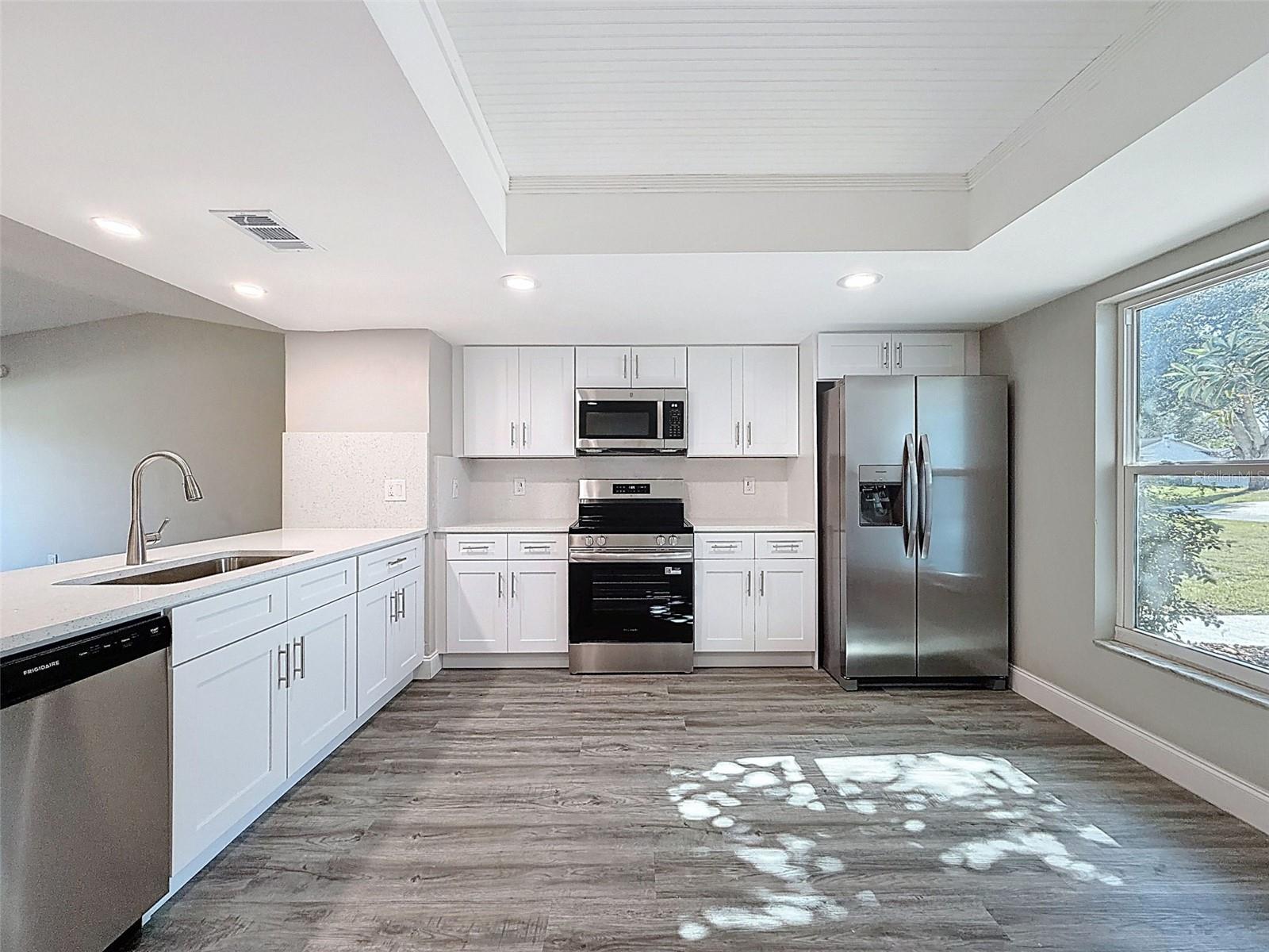 Listing photo id 10 for 23015 Mayfair Road