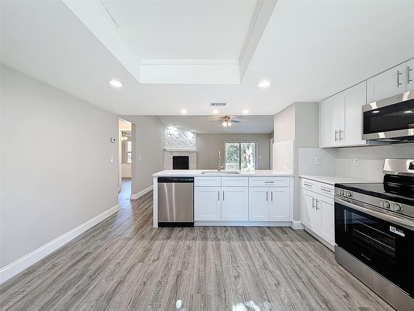 Listing photo id 11 for 23015 Mayfair Road