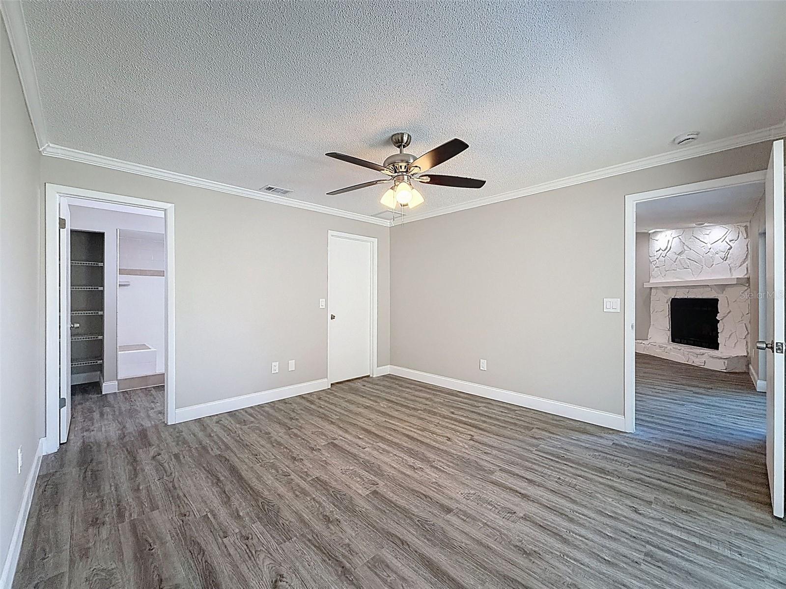 Listing photo id 15 for 23015 Mayfair Road