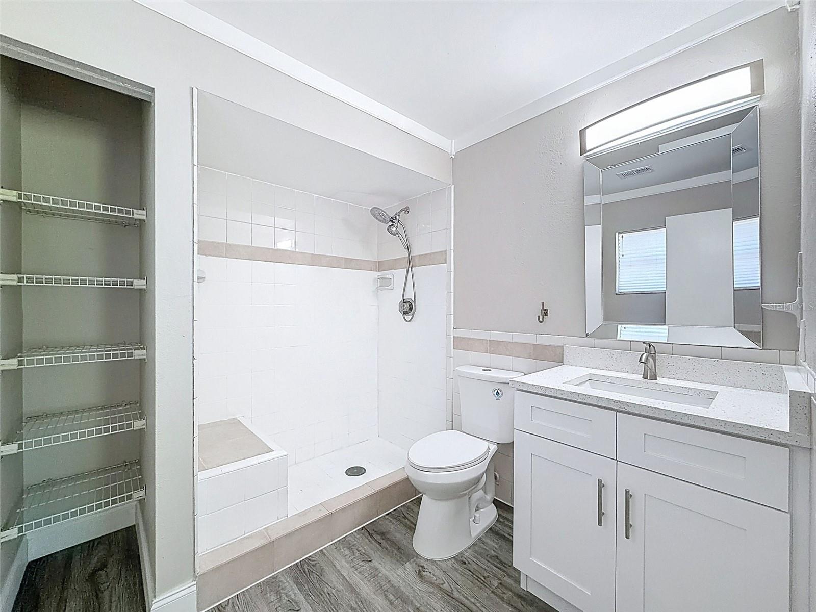 Listing photo id 16 for 23015 Mayfair Road