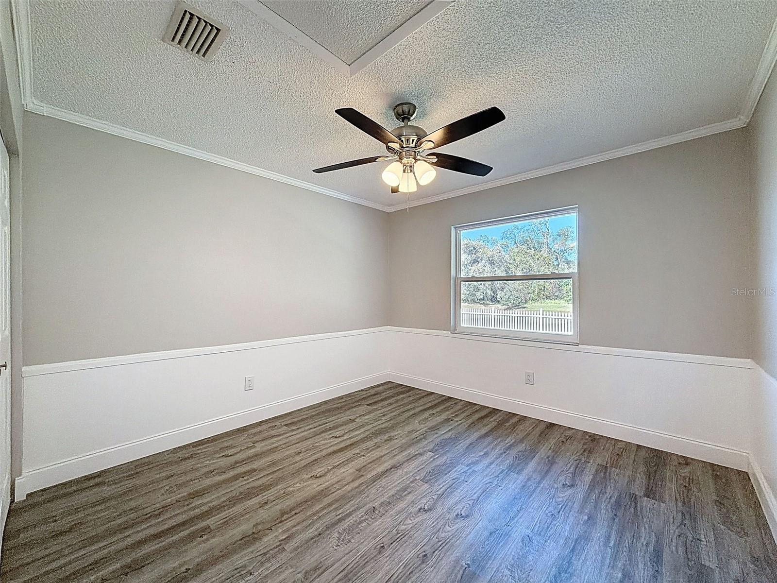 Listing photo id 18 for 23015 Mayfair Road