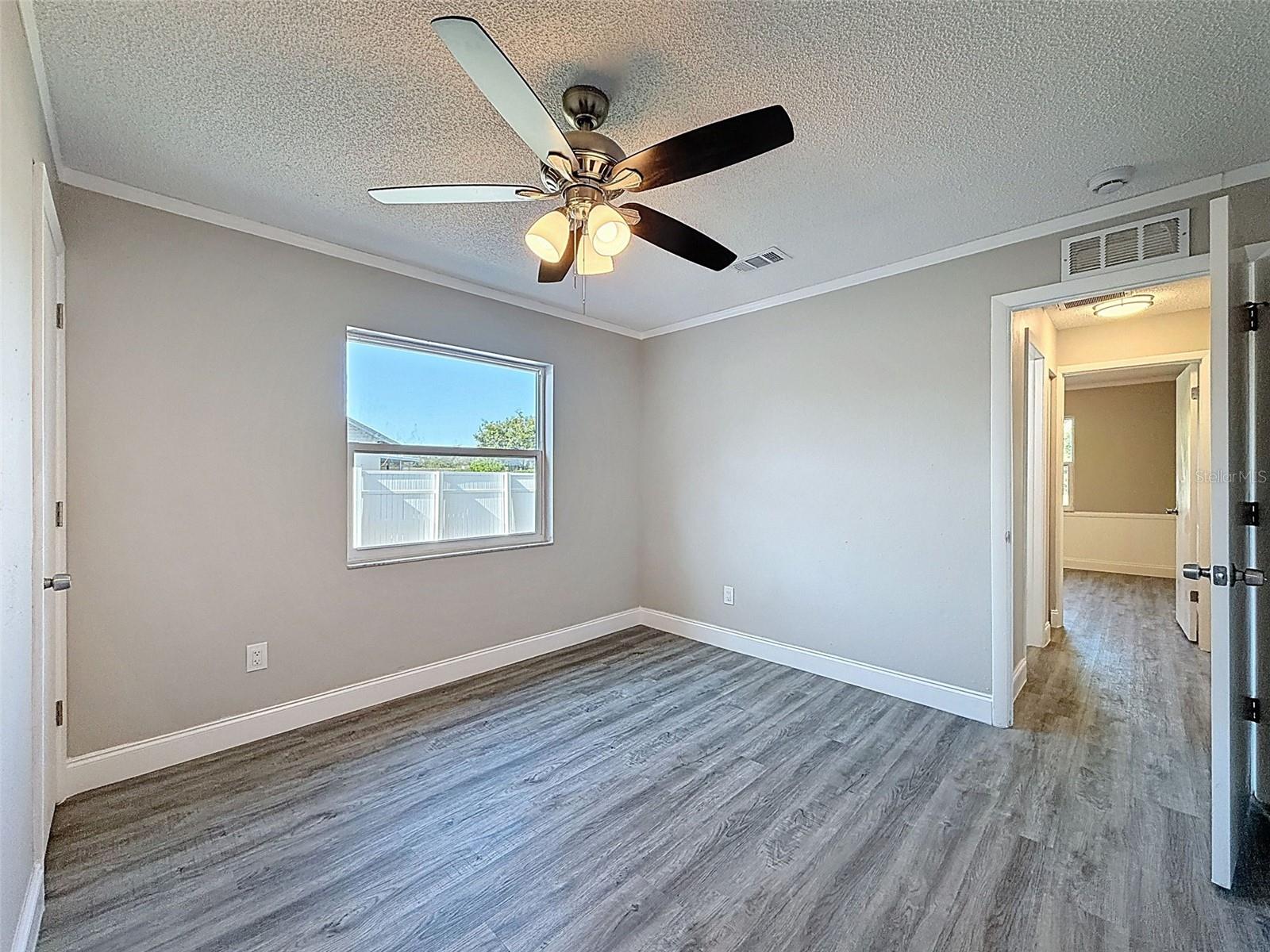 Listing photo id 20 for 23015 Mayfair Road