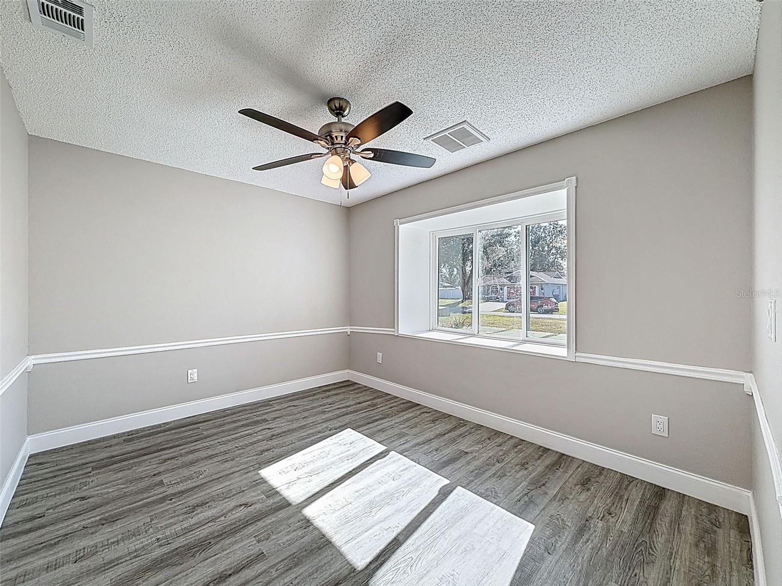 Listing photo id 22 for 23015 Mayfair Road