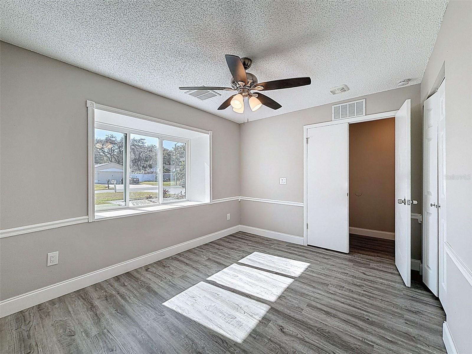 Listing photo id 23 for 23015 Mayfair Road