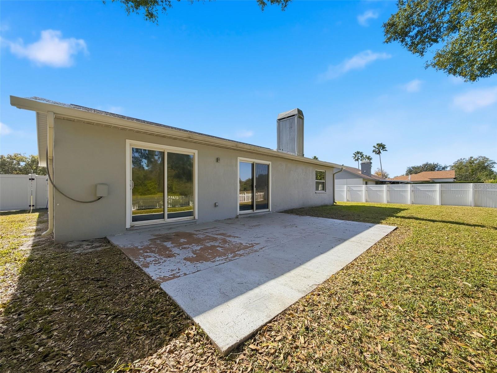 Listing photo id 26 for 23015 Mayfair Road