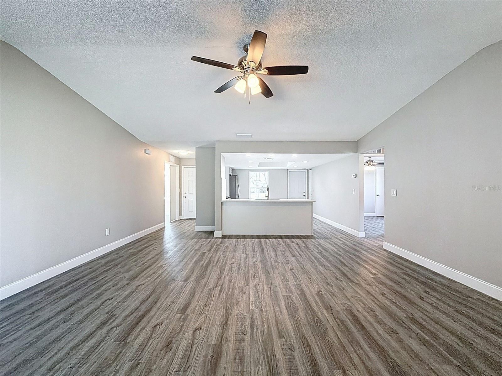 Listing photo id 5 for 23015 Mayfair Road