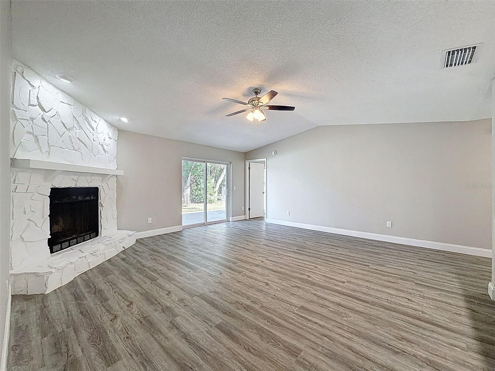 Listing photo id 6 for 23015 Mayfair Road