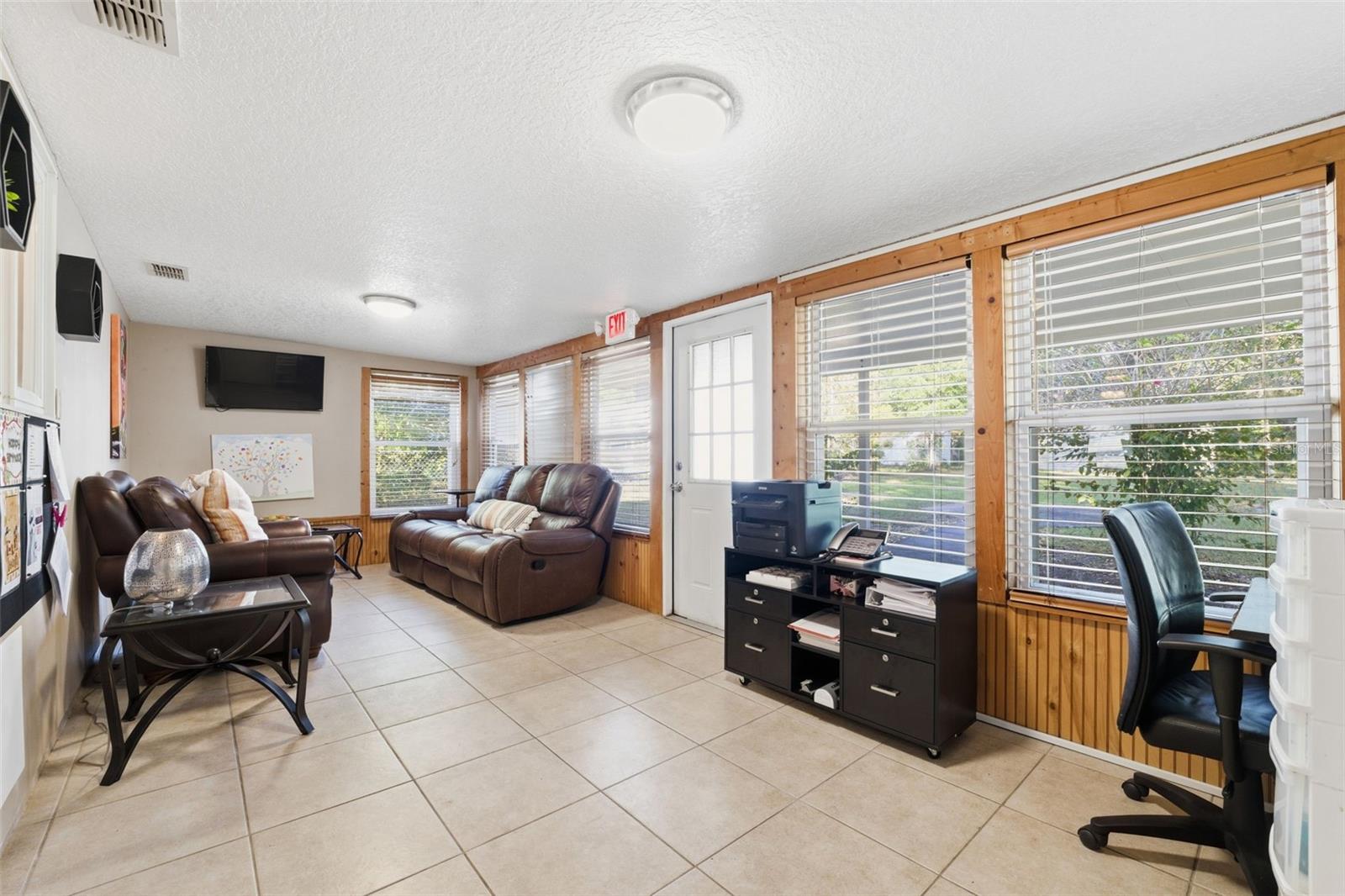 Listing photo id 12 for 3290 Seaview Drive