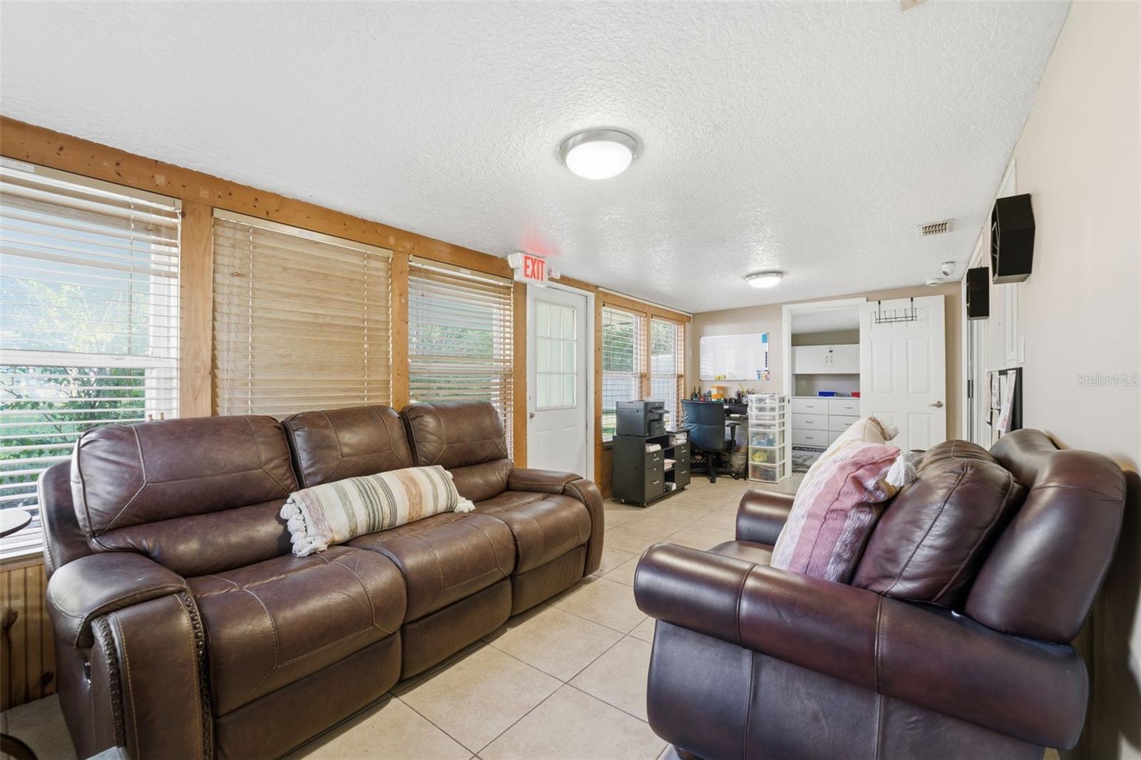 Listing photo id 13 for 3290 Seaview Drive
