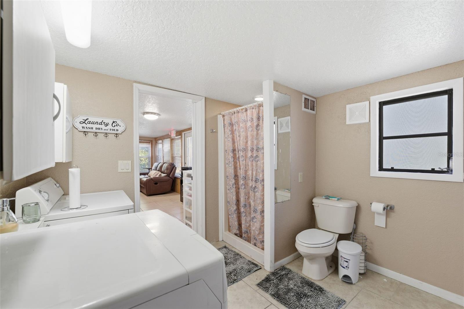 Listing photo id 15 for 3290 Seaview Drive