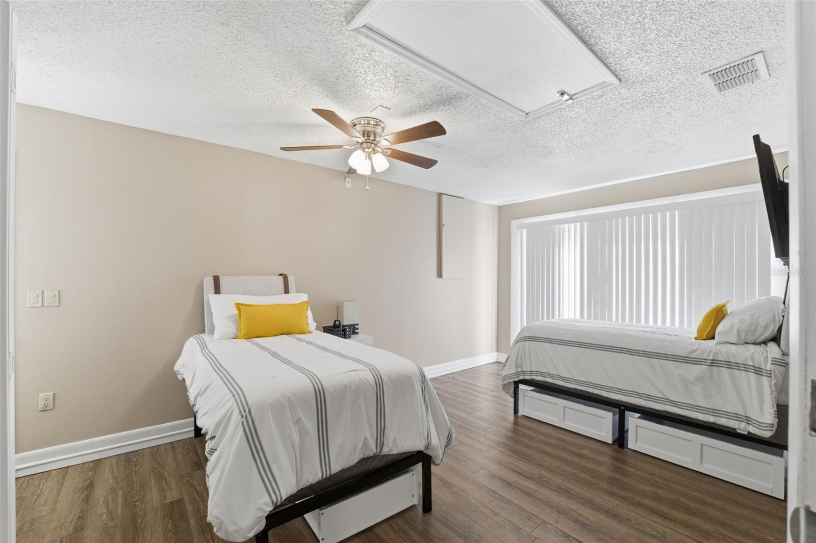 Listing photo id 16 for 3290 Seaview Drive