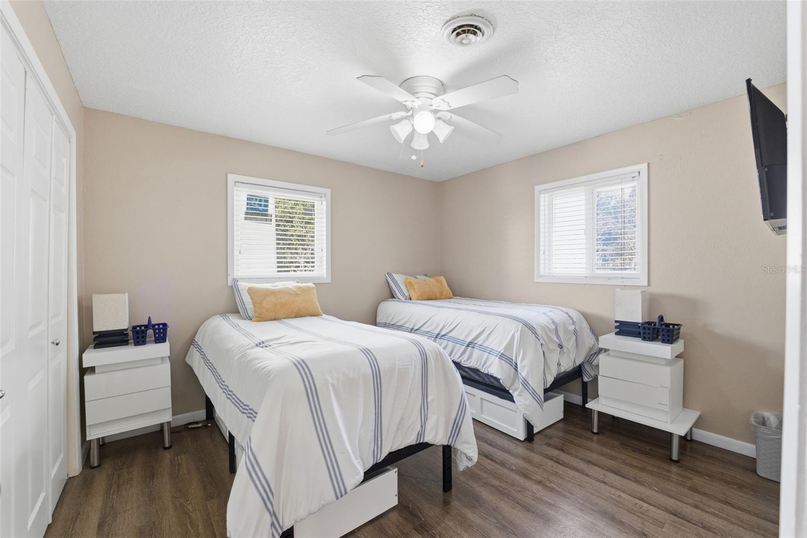 Listing photo id 19 for 3290 Seaview Drive