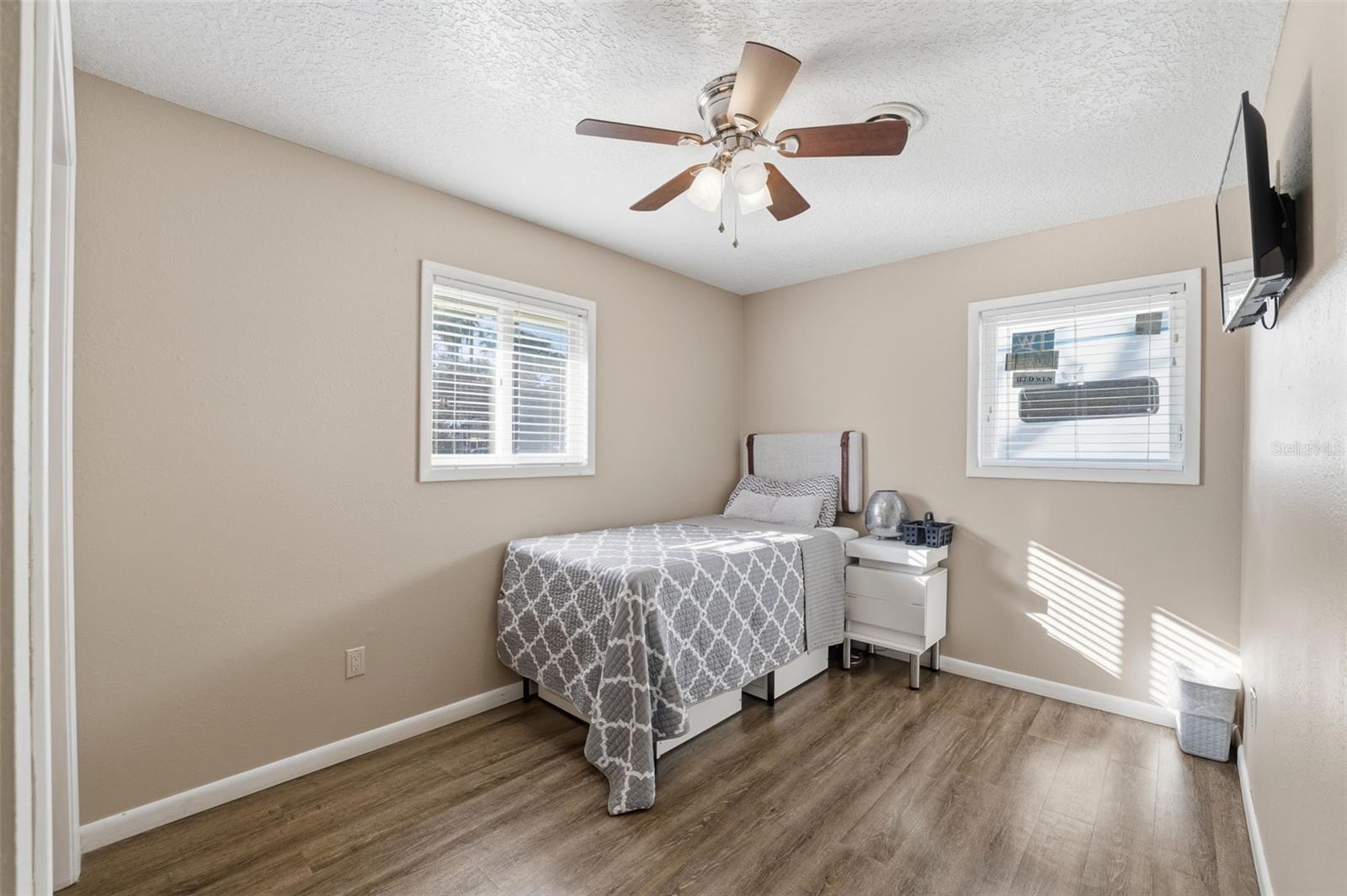 Listing photo id 22 for 3290 Seaview Drive