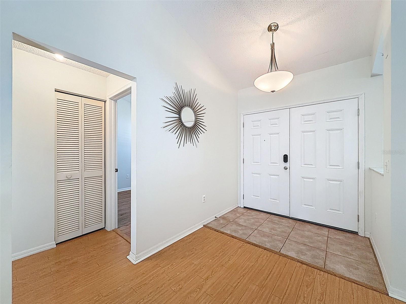 Listing photo id 11 for 9434 Holnwon Court