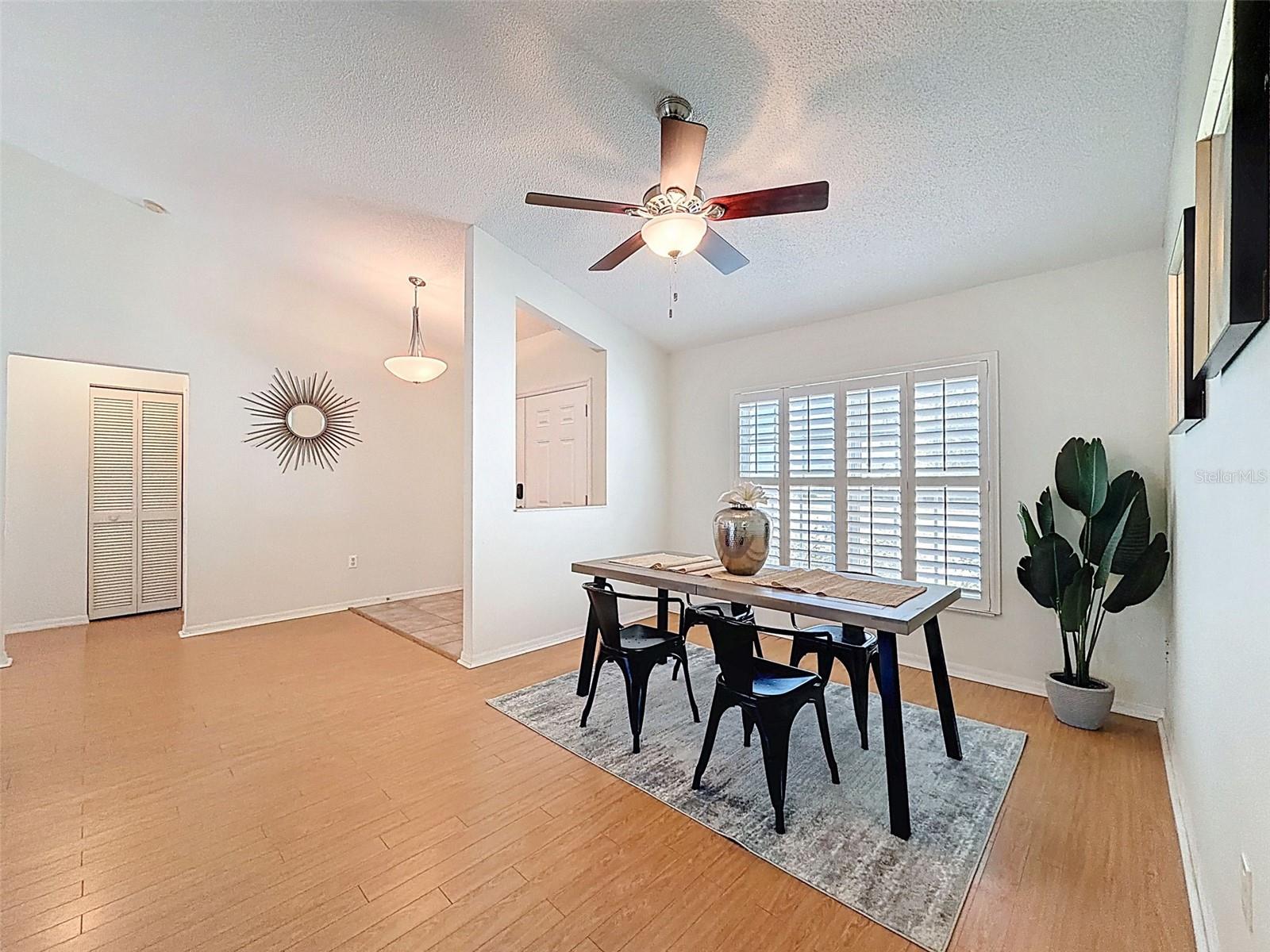 Listing photo id 13 for 9434 Holnwon Court