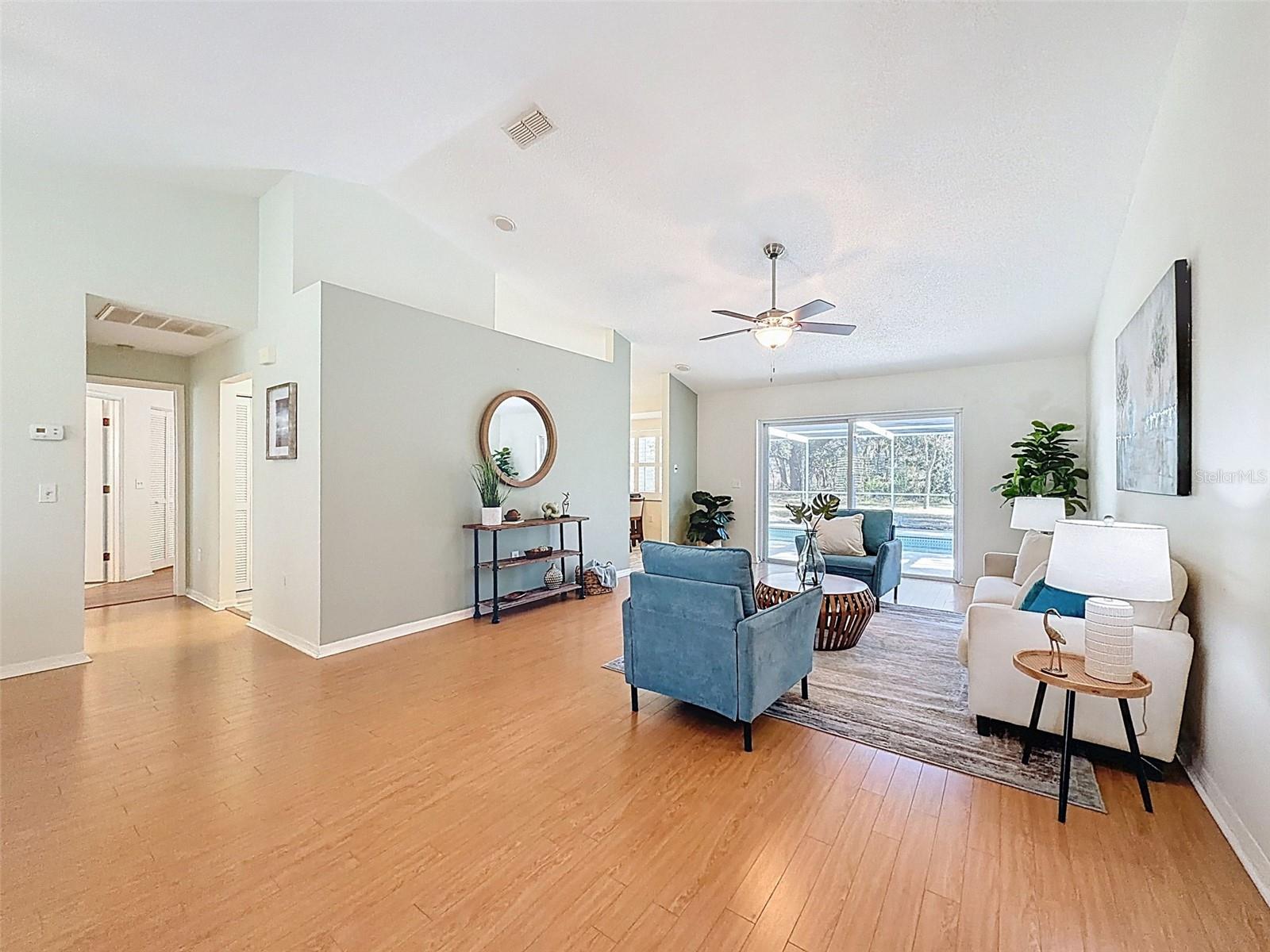 Listing photo id 14 for 9434 Holnwon Court