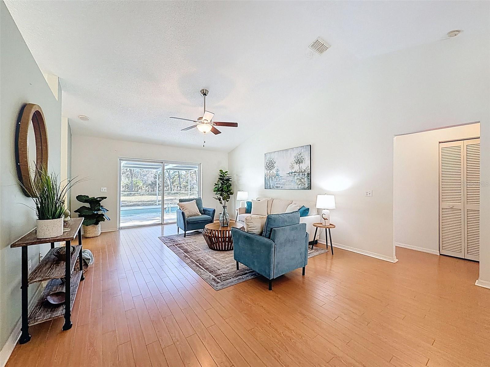 Listing photo id 16 for 9434 Holnwon Court