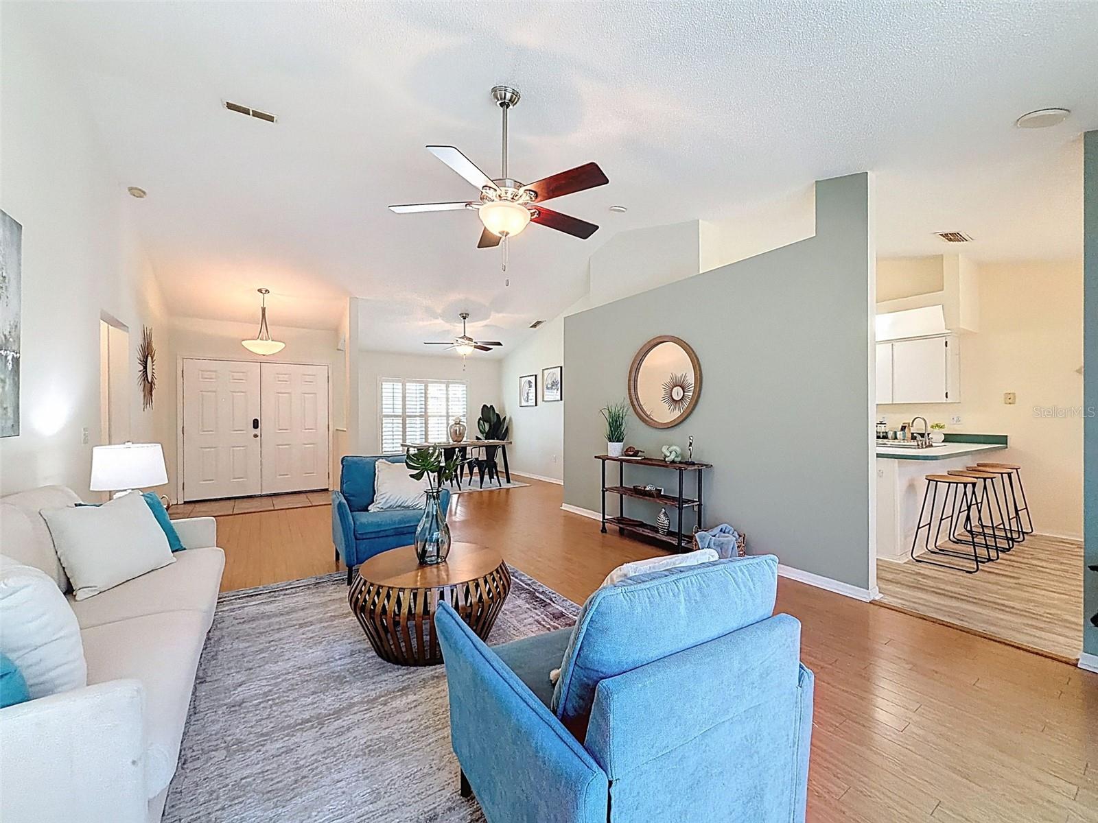 Listing photo id 18 for 9434 Holnwon Court