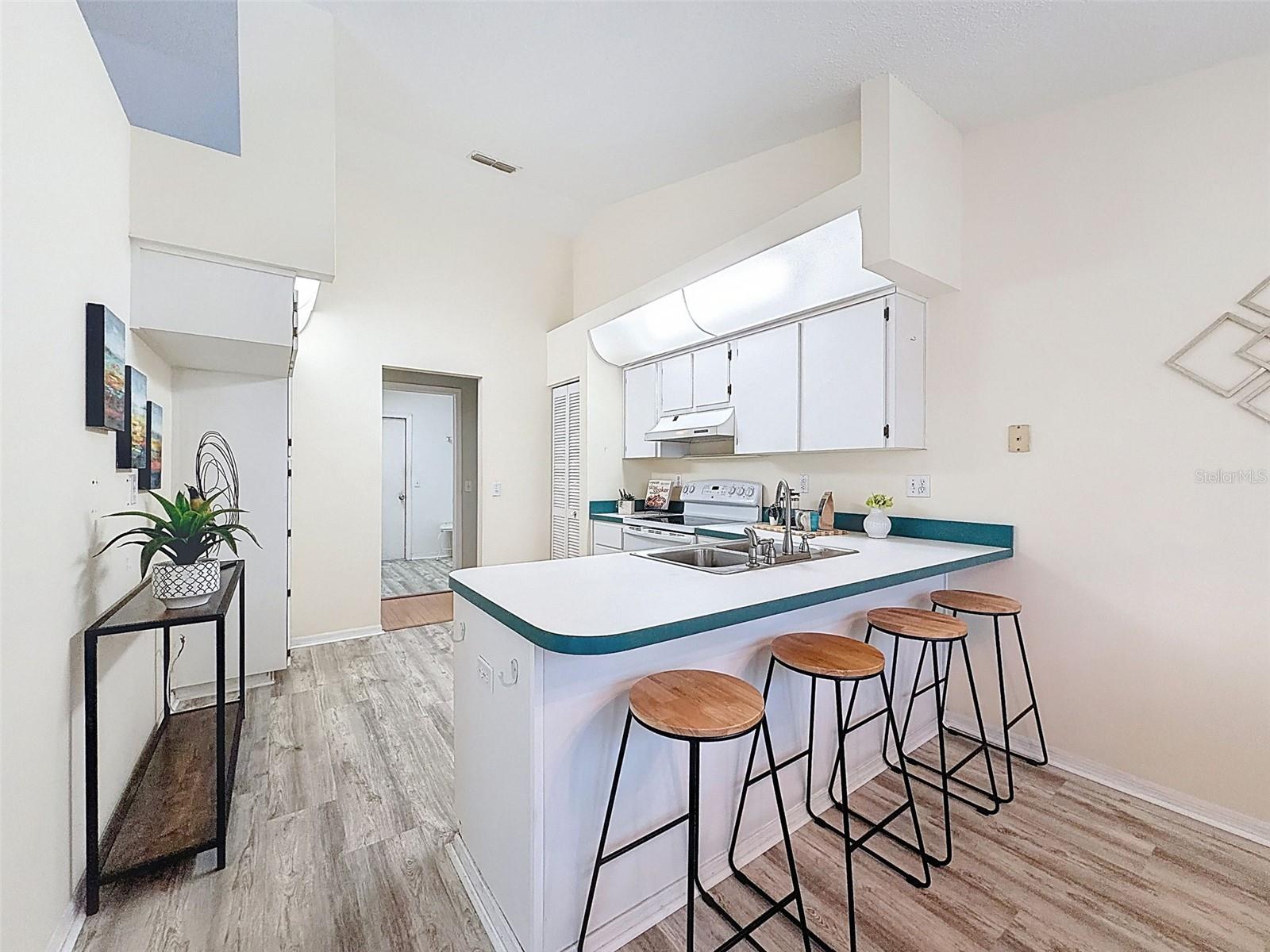 Listing photo id 22 for 9434 Holnwon Court