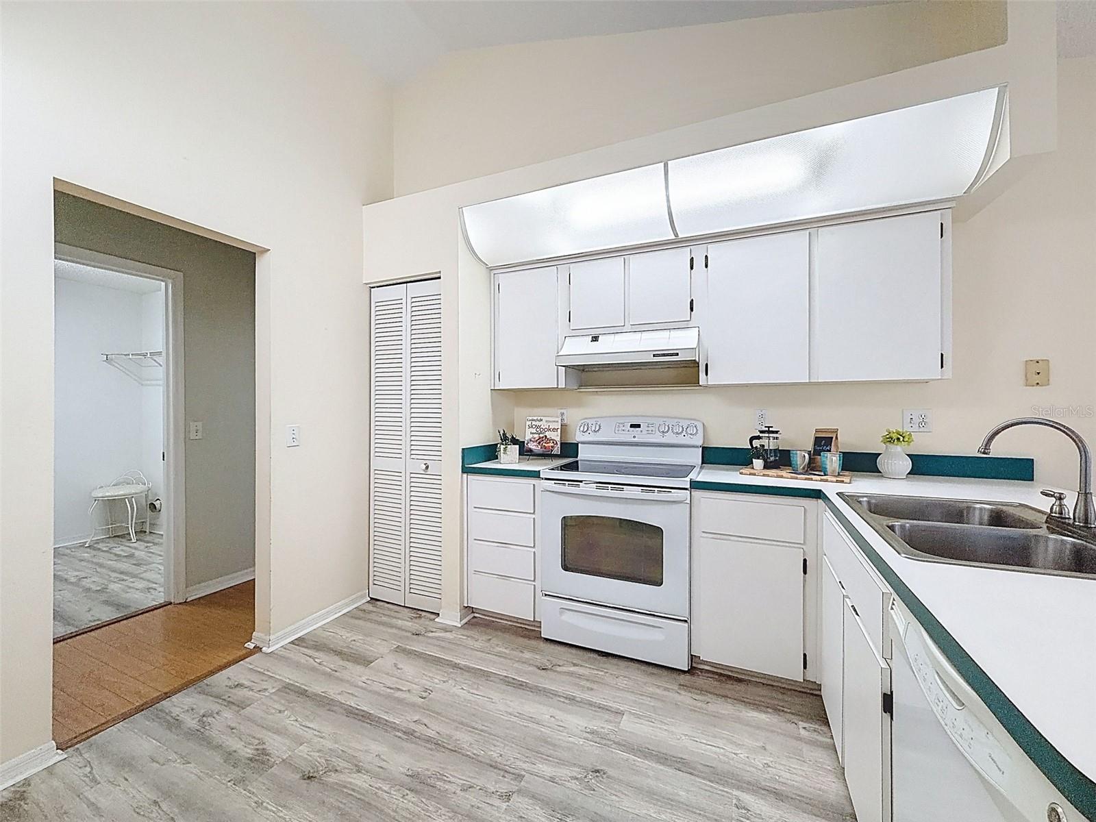 Listing photo id 23 for 9434 Holnwon Court