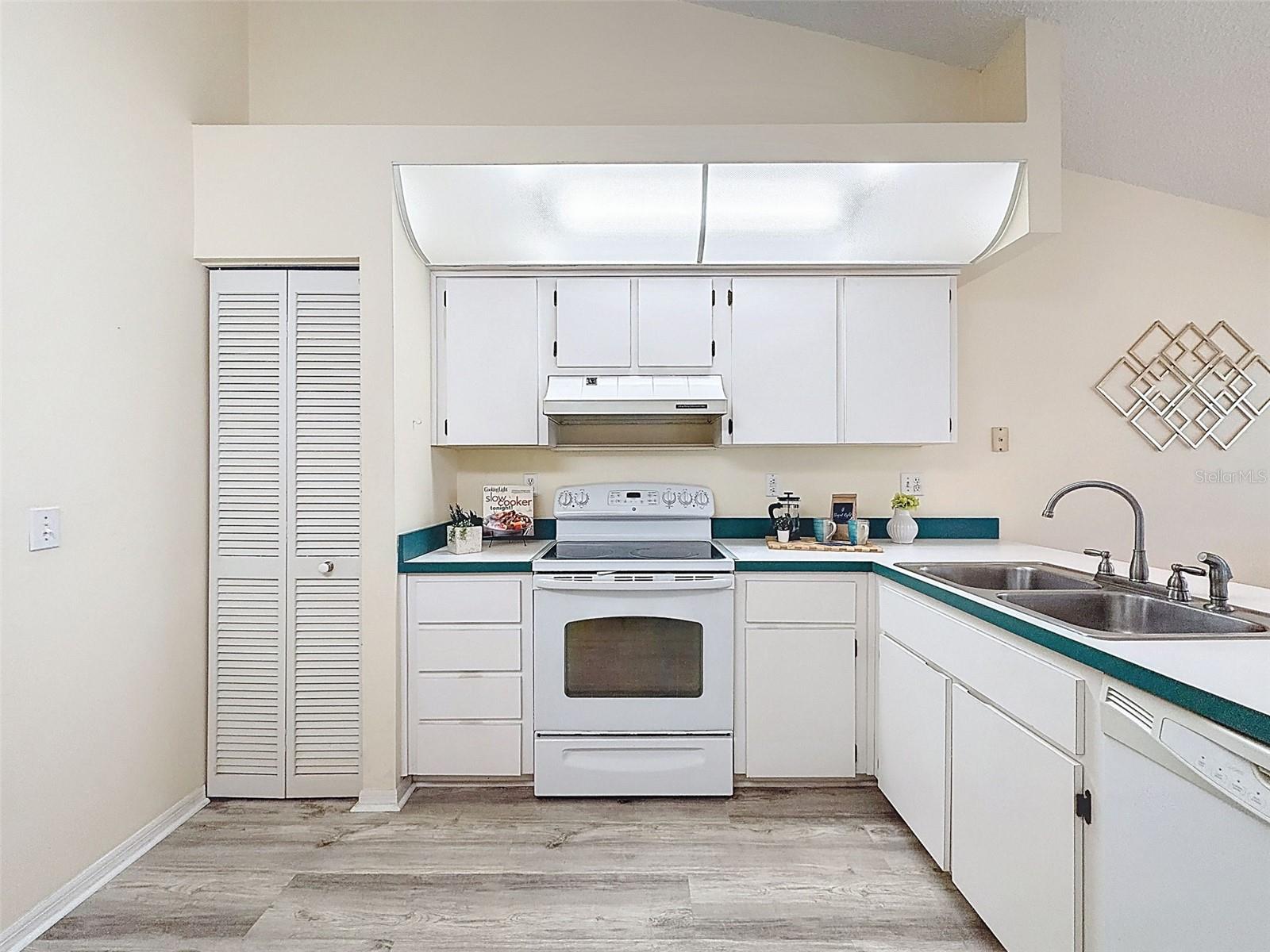 Listing photo id 24 for 9434 Holnwon Court