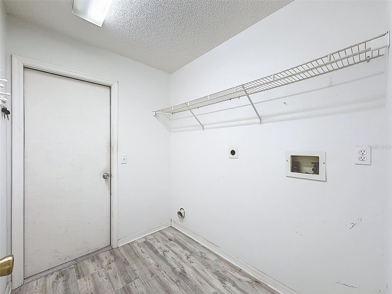 Listing photo id 28 for 9434 Holnwon Court