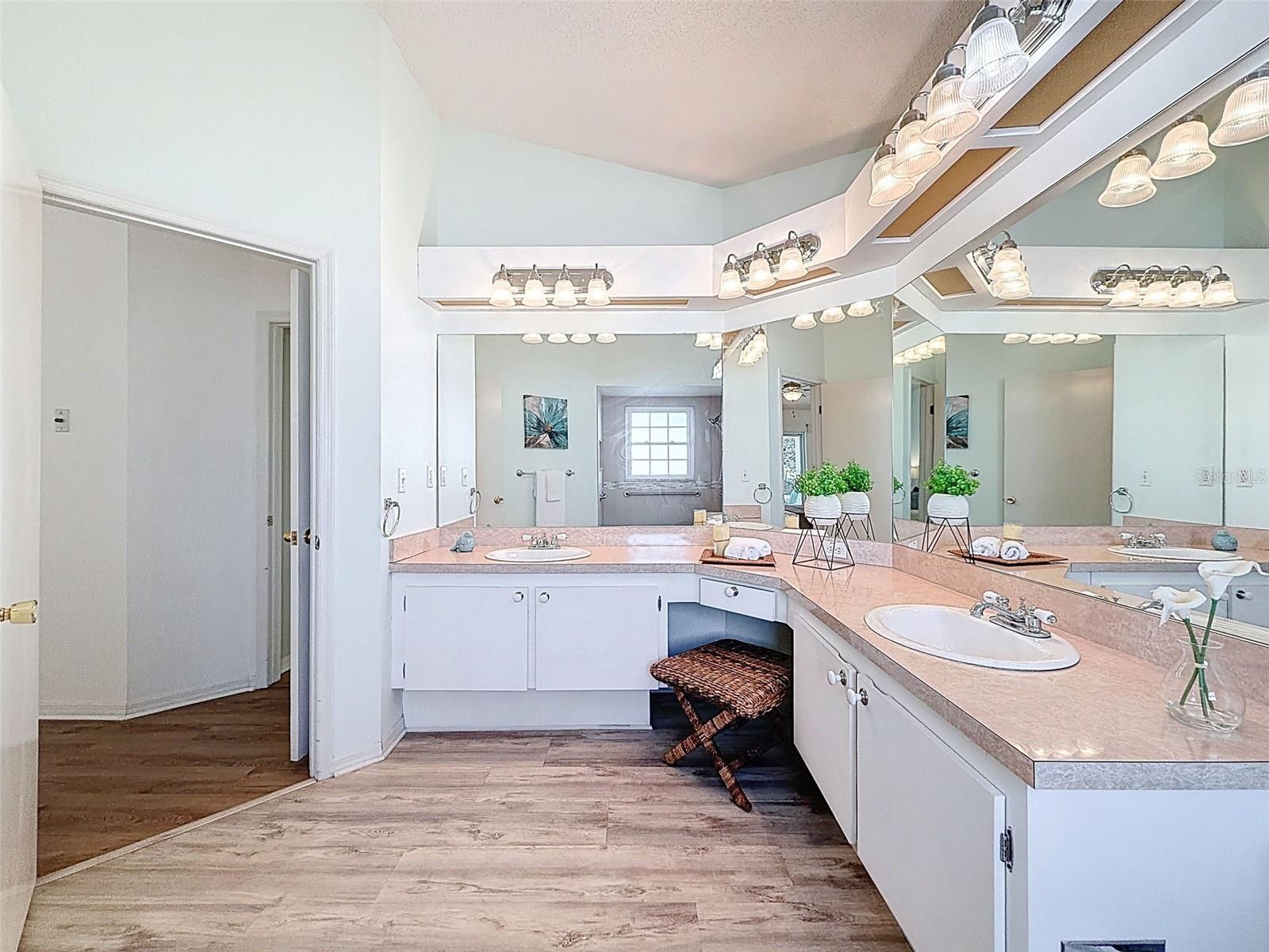 Listing photo id 36 for 9434 Holnwon Court