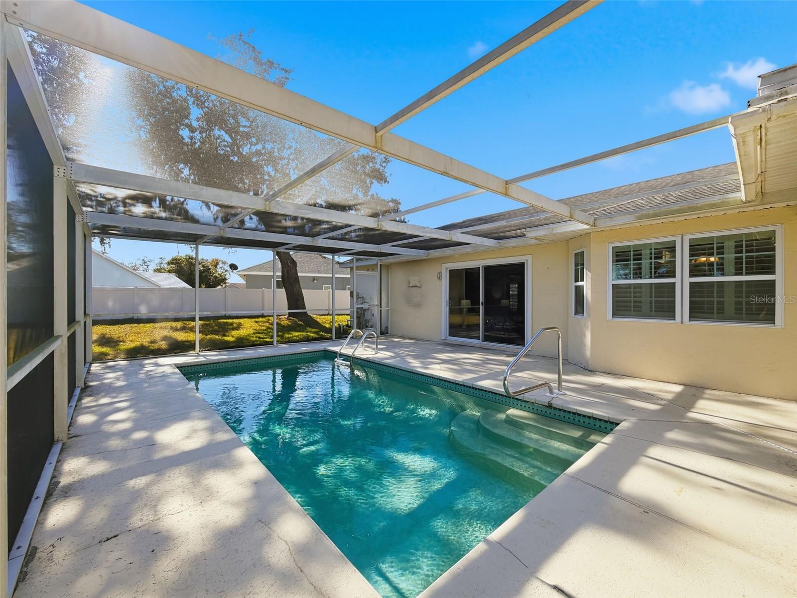 Listing photo id 3 for 9434 Holnwon Court