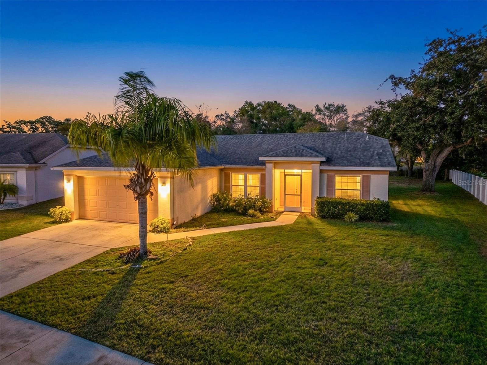 Listing photo id 4 for 9434 Holnwon Court