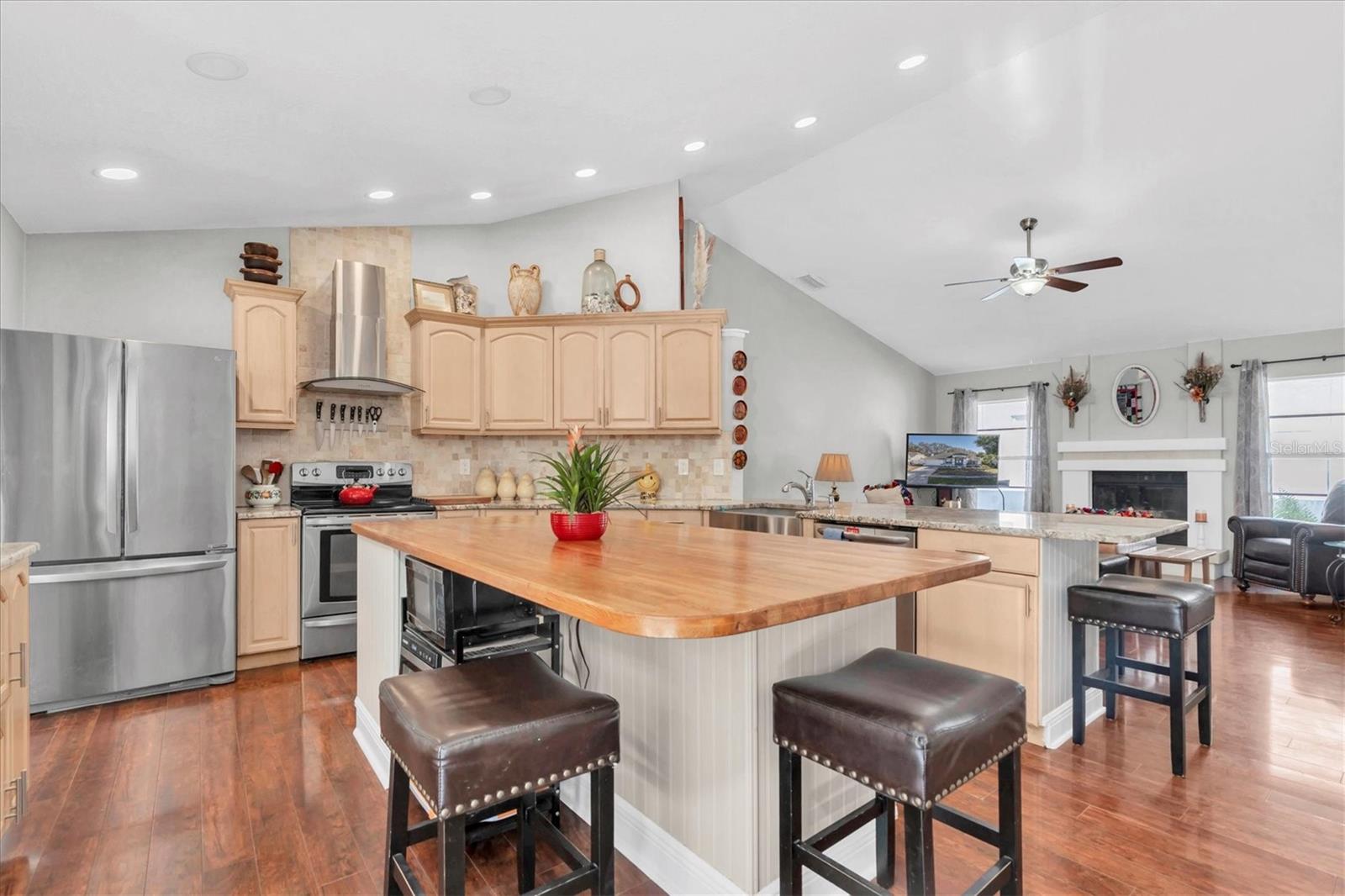 Listing photo id 0 for 5206 Lagos Court