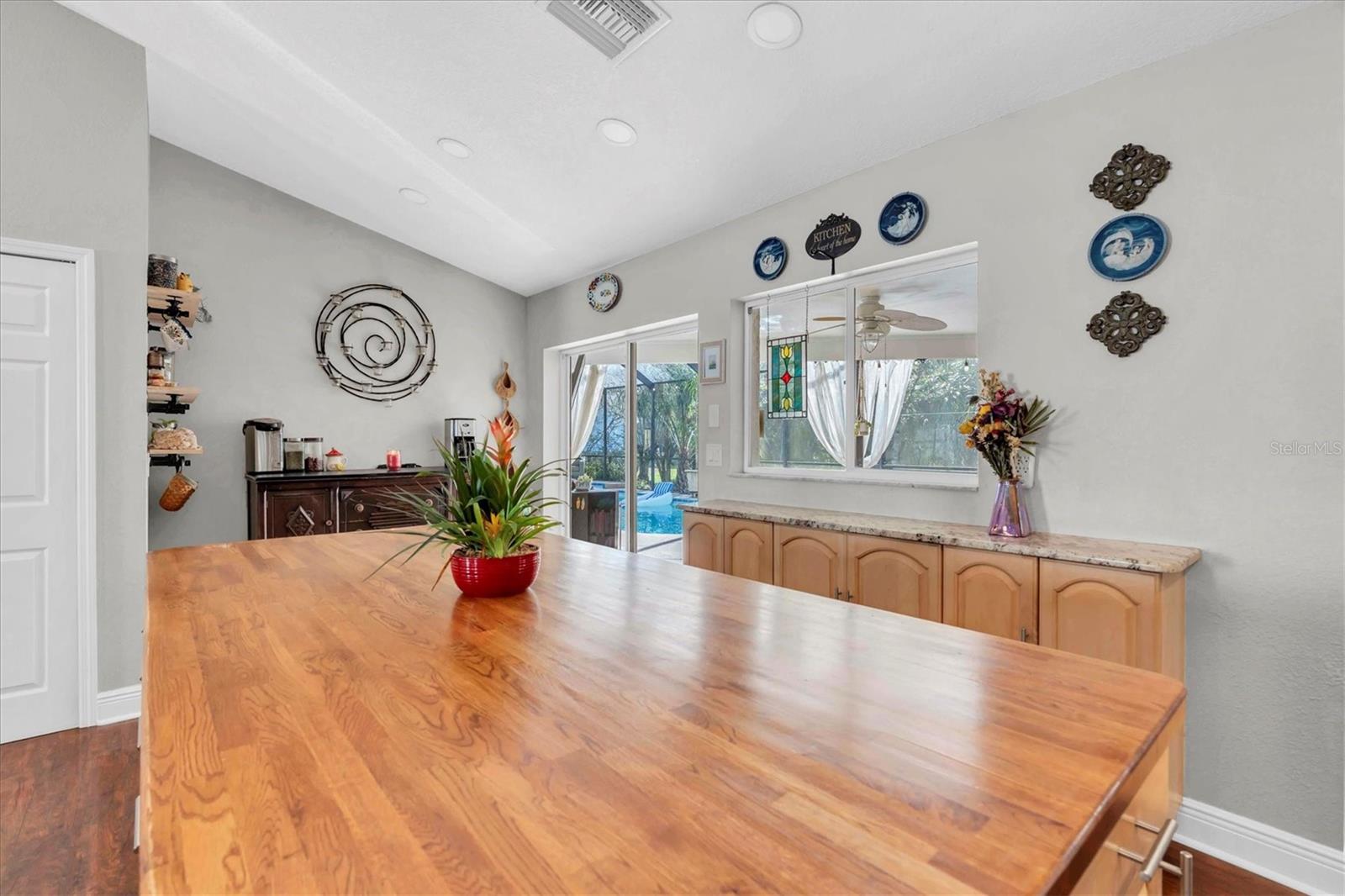 Listing photo id 19 for 5206 Lagos Court