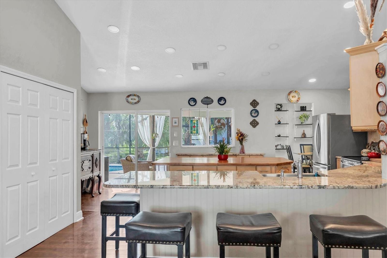 Listing photo id 28 for 5206 Lagos Court