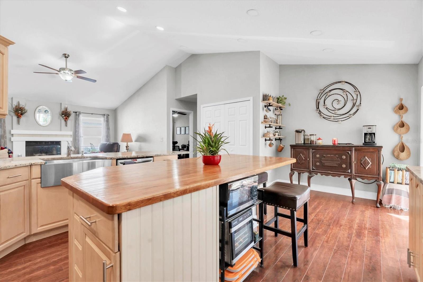 Listing photo id 29 for 5206 Lagos Court