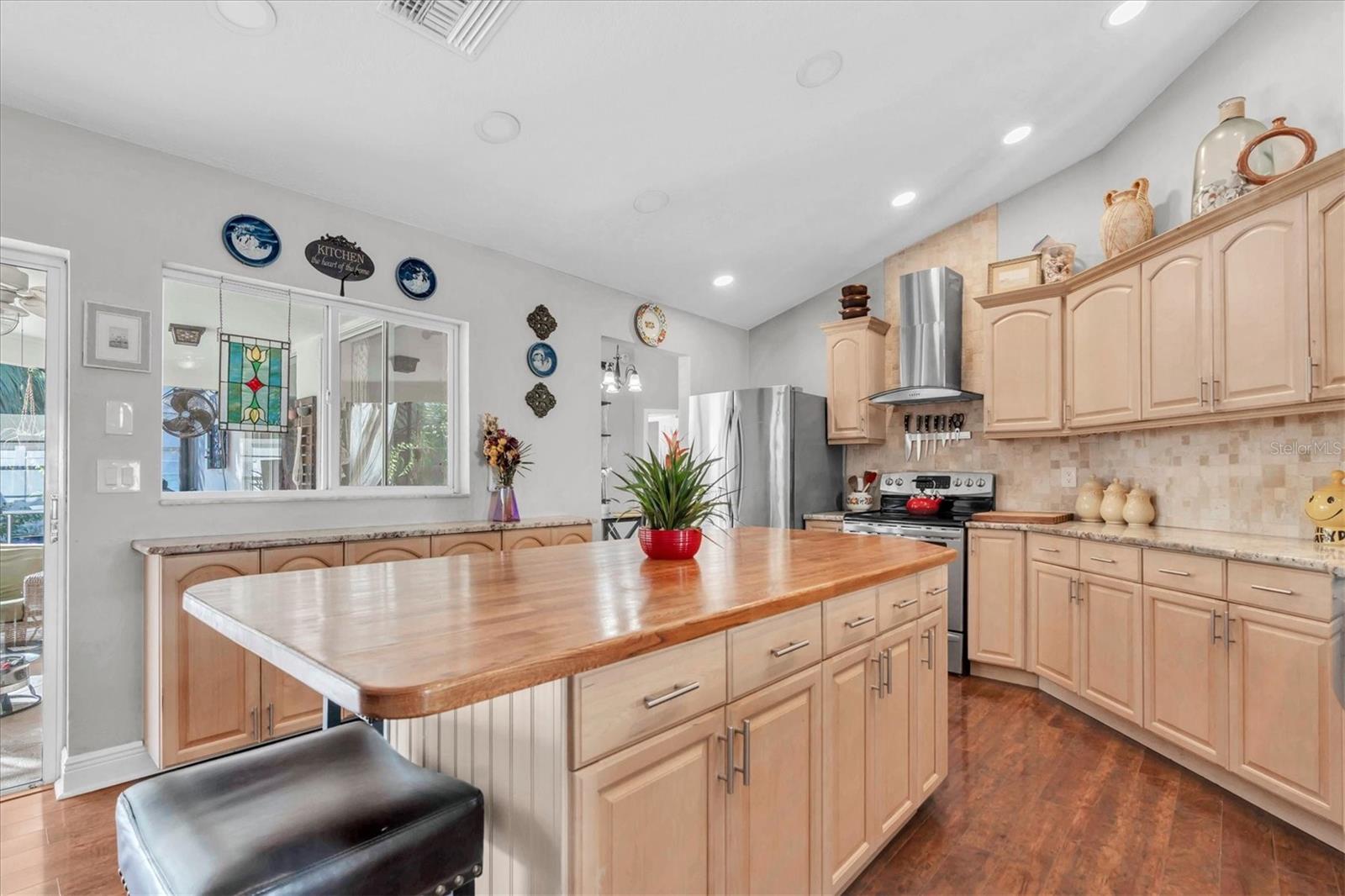 Listing photo id 3 for 5206 Lagos Court