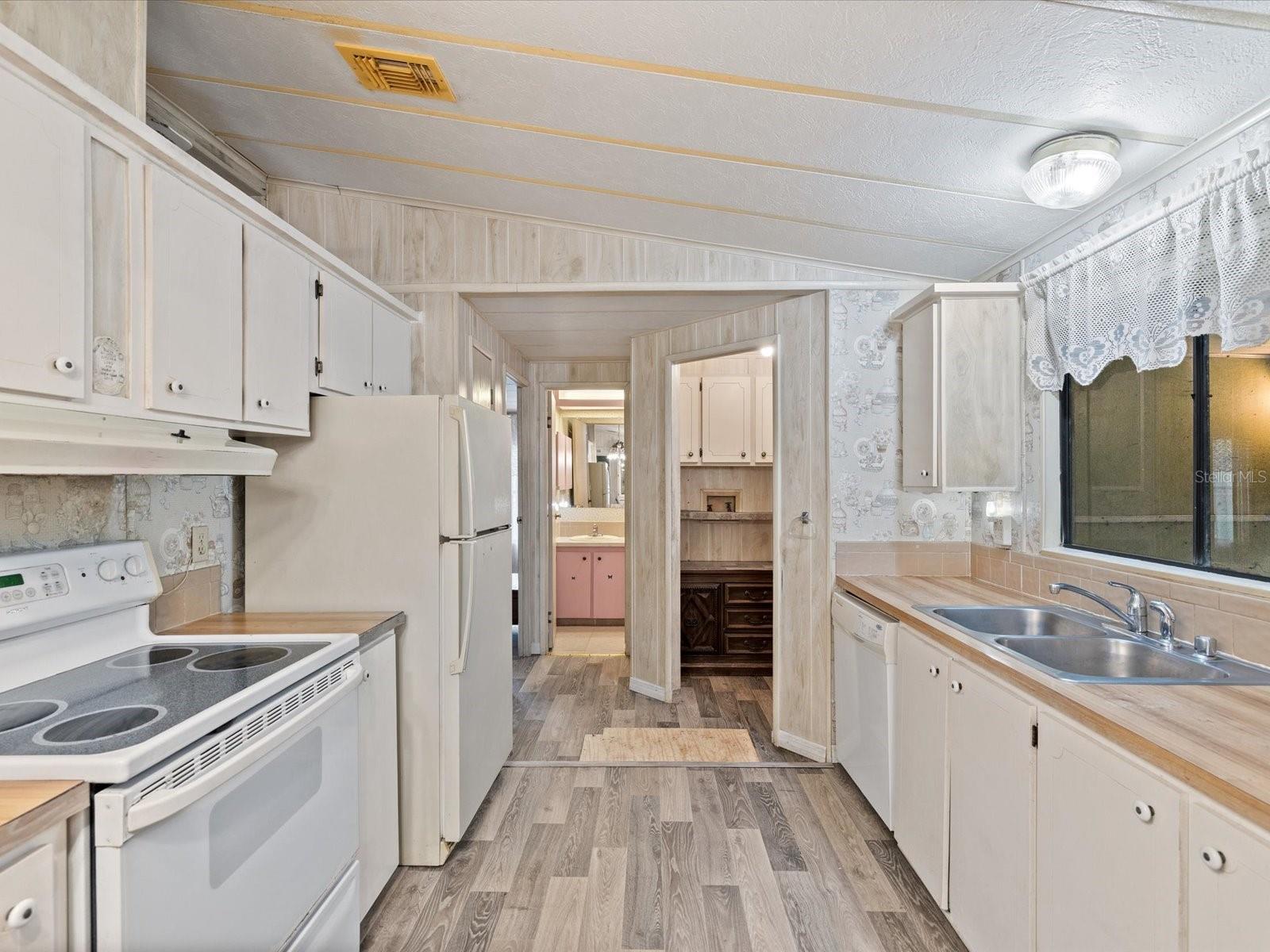 Image 21 of 46 For 17718 Rockledge Avenue