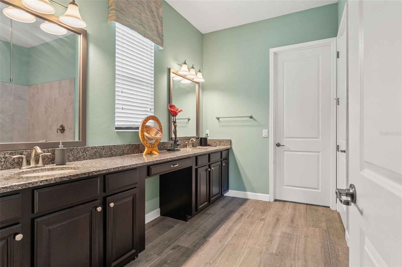 Listing photo id 24 for 4910 Southern Valley Loop