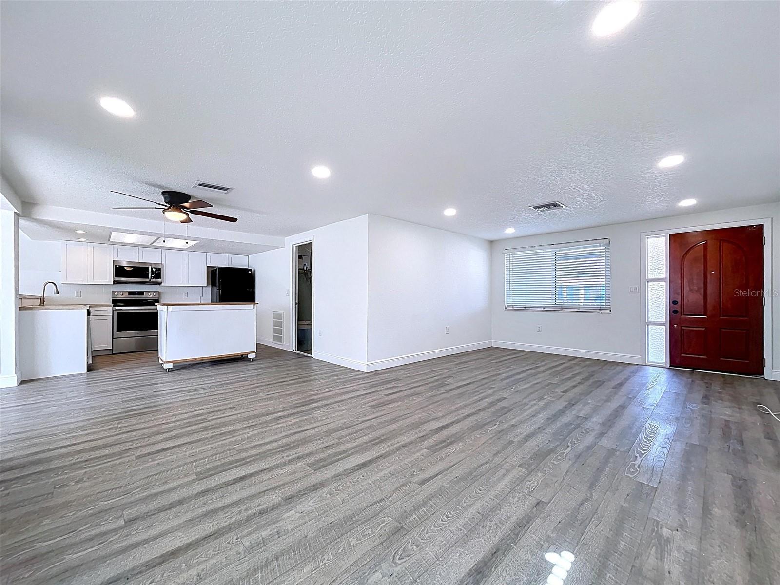 Listing photo id 12 for 6142 9th Avenue