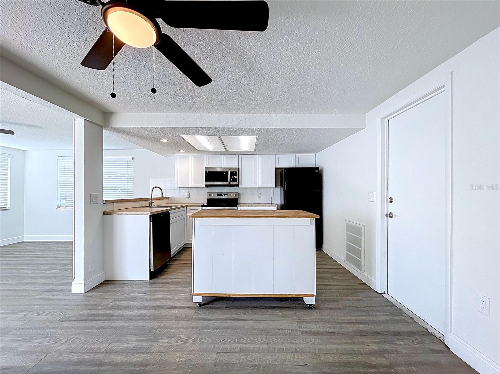 Listing photo id 14 for 6142 9th Avenue