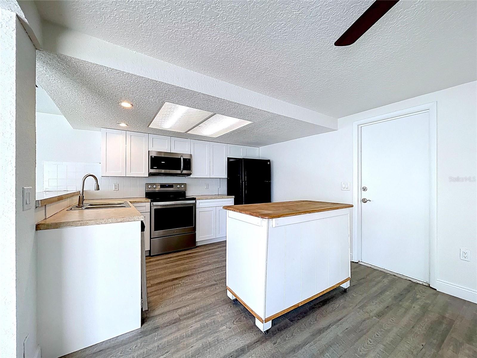 Listing photo id 16 for 6142 9th Avenue