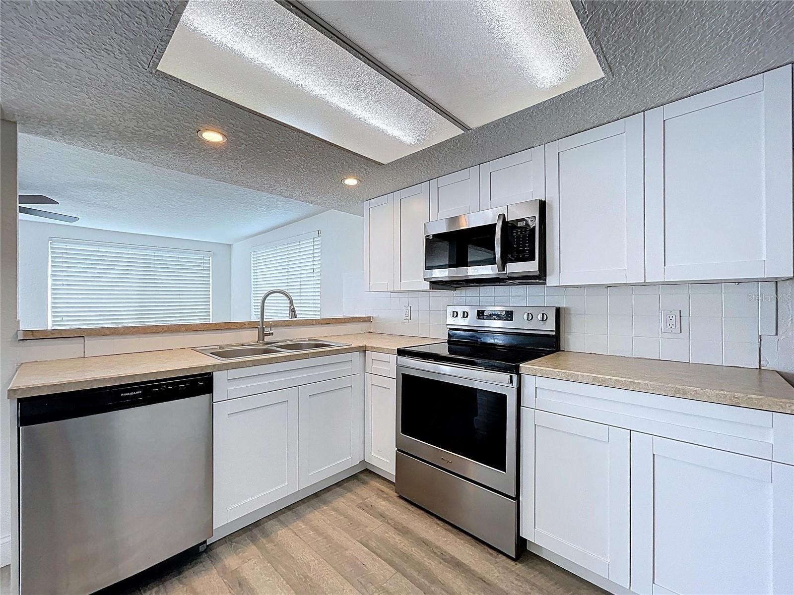 Listing photo id 17 for 6142 9th Avenue