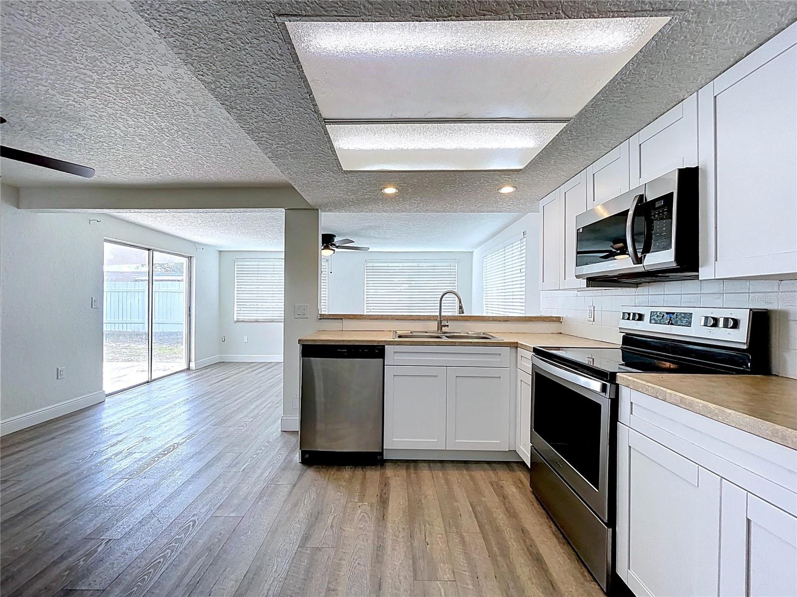 Listing photo id 18 for 6142 9th Avenue