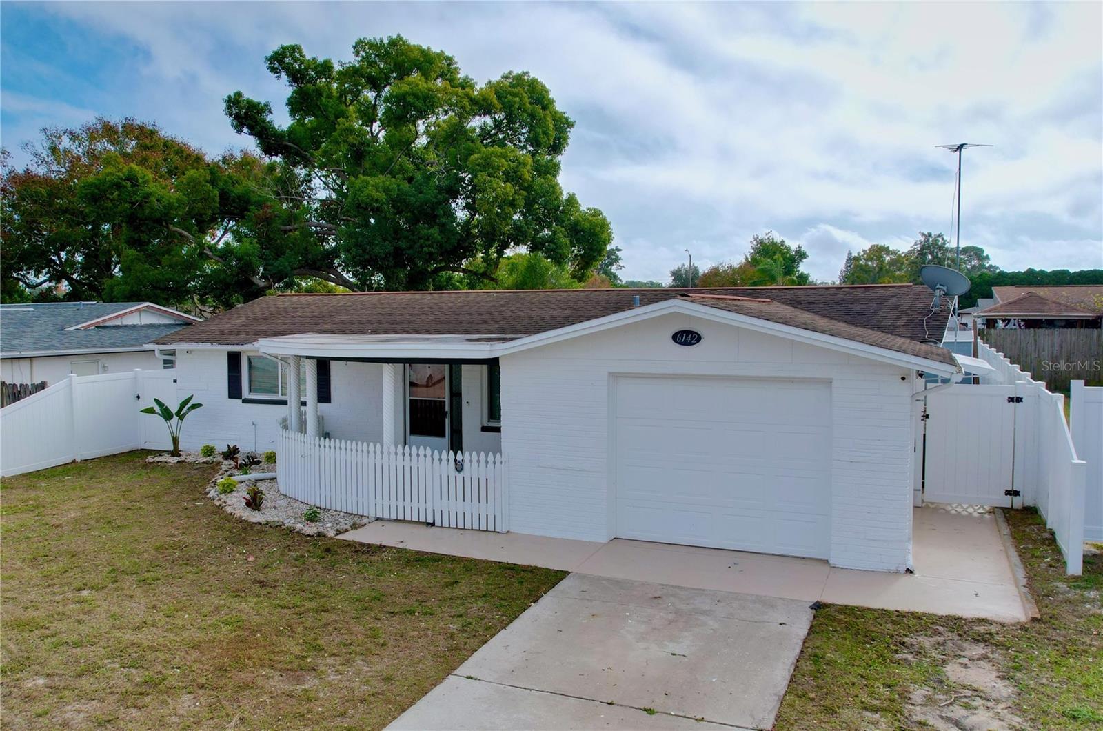 Listing photo id 1 for 6142 9th Avenue