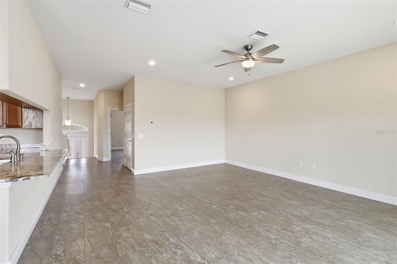 Listing photo id 10 for 7332 Islander Lane