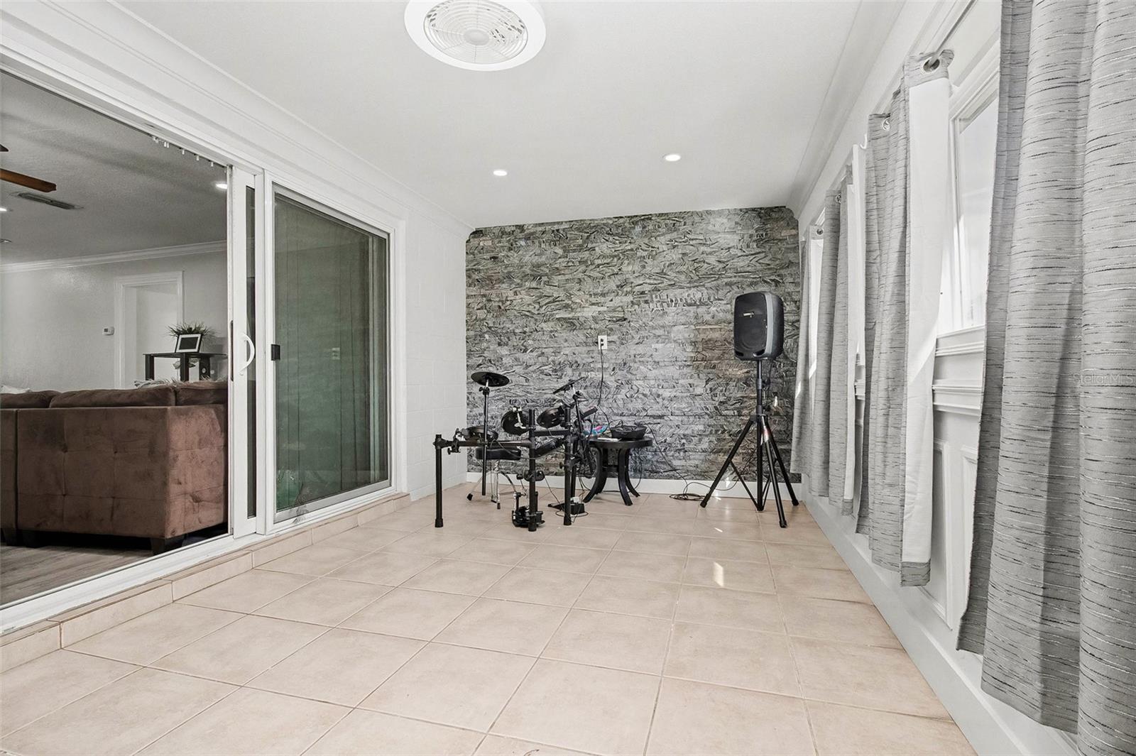 Image 14 of 16 For 8465 Oak Bluff Drive