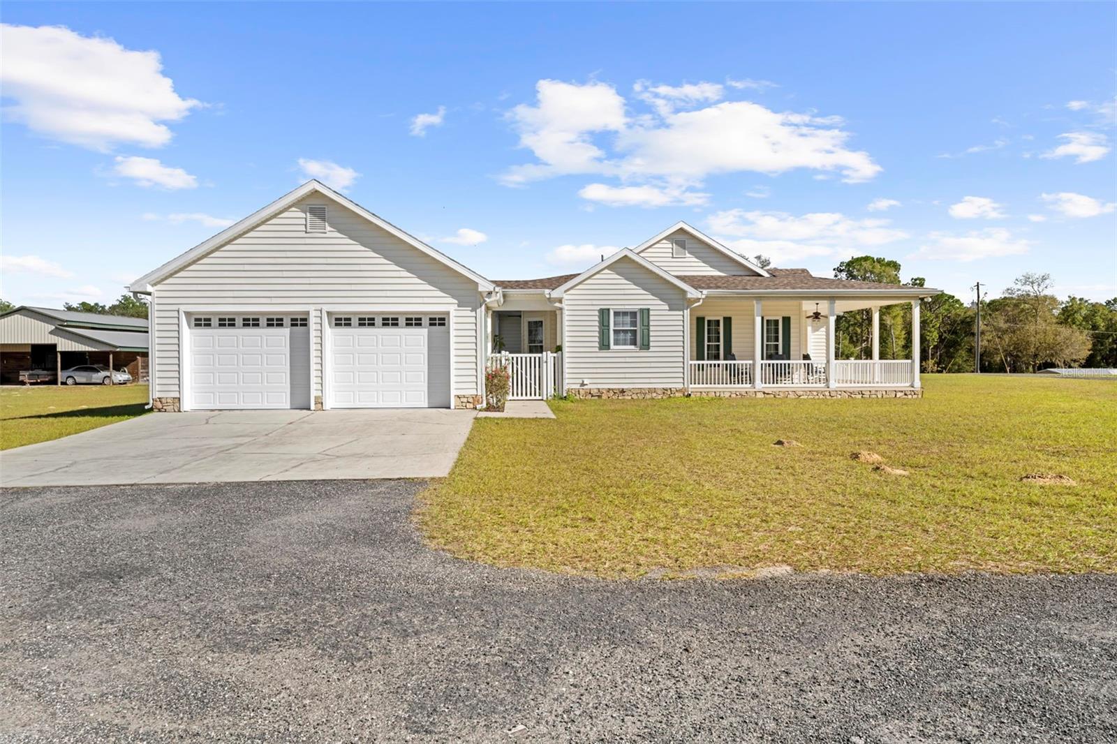 Listing photo id 0 for 5425 Glorious Trail